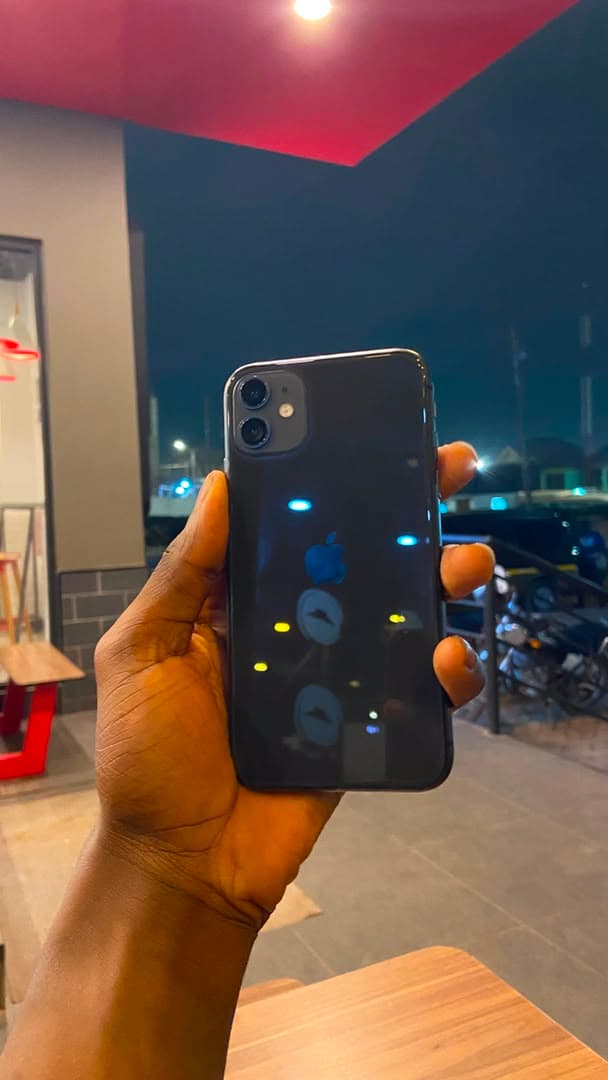 iPhone 11 64GB — Black